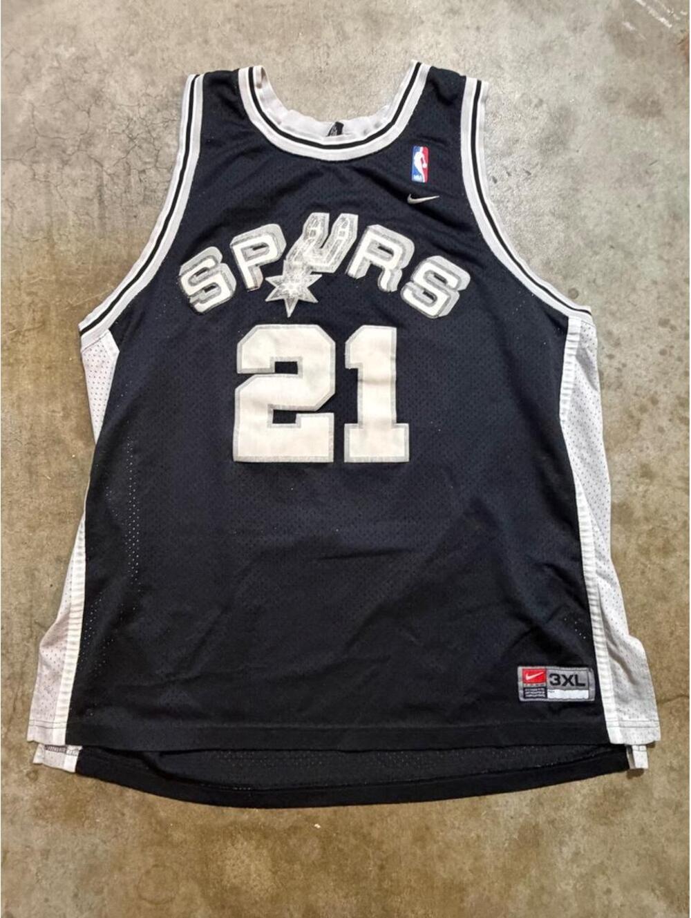 Vintage black and white Nike San Antonio Spurs Tim Duncan jersey 3XL
